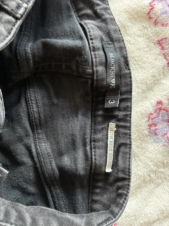 BLACKHEART || Hot Topic Shorts - Picture 3 of 4